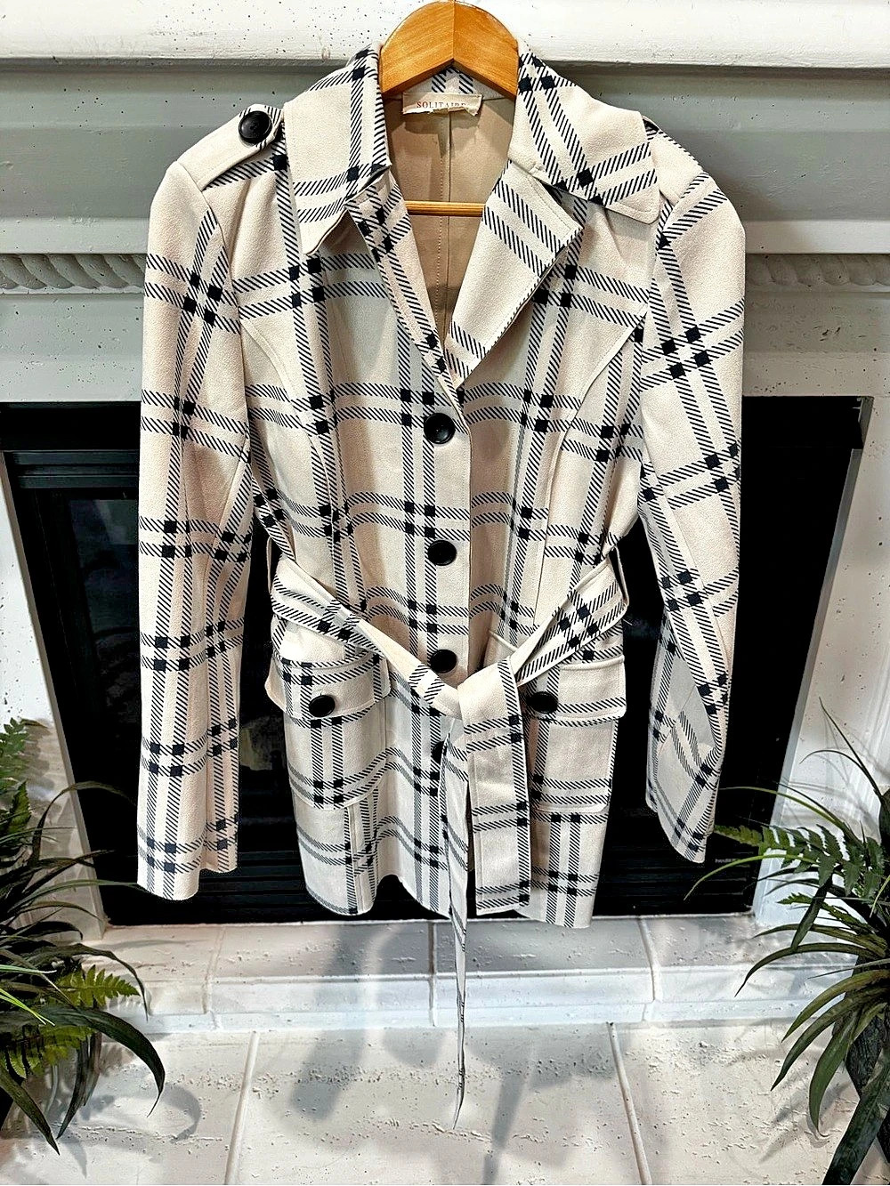 Solitaire Plaid Trench Coat in Beige & Black Size Small Like New
